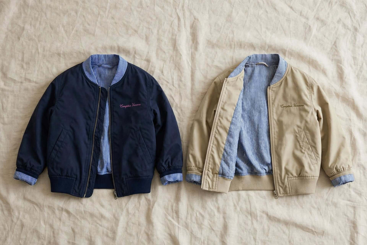 Veste bomber réversible enfant 2-en-1 en bleu marine et beige, idéale pour le printemps et l'automne.