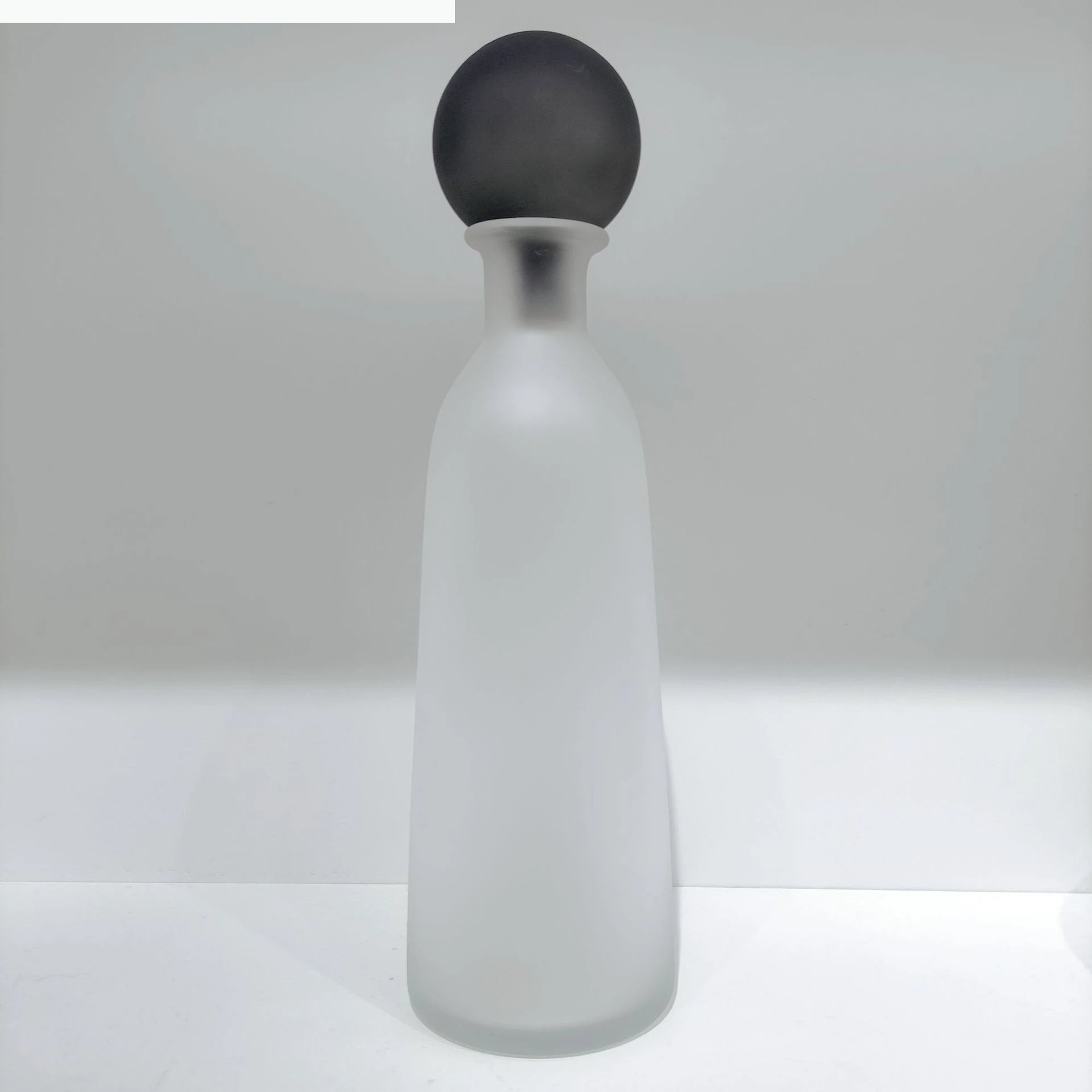 Vase en verre dépoli transparent