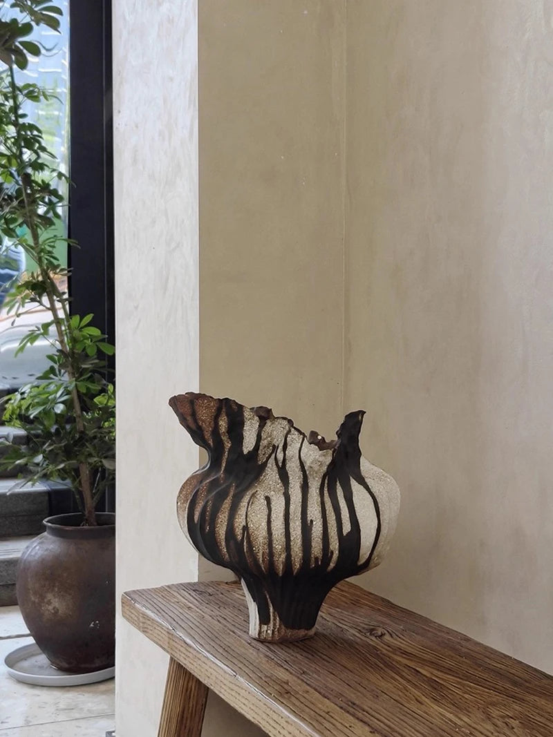 Vase en céramique abstrait fait à la main