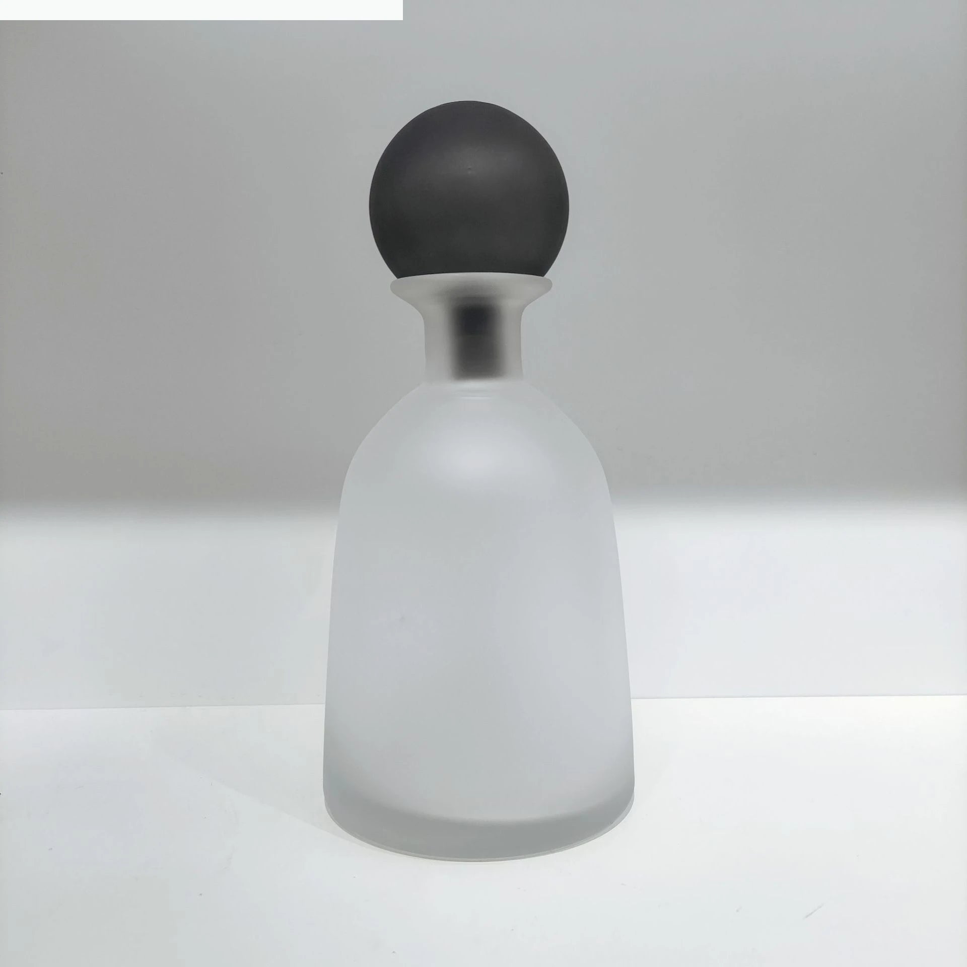 Vase en verre dépoli transparent
