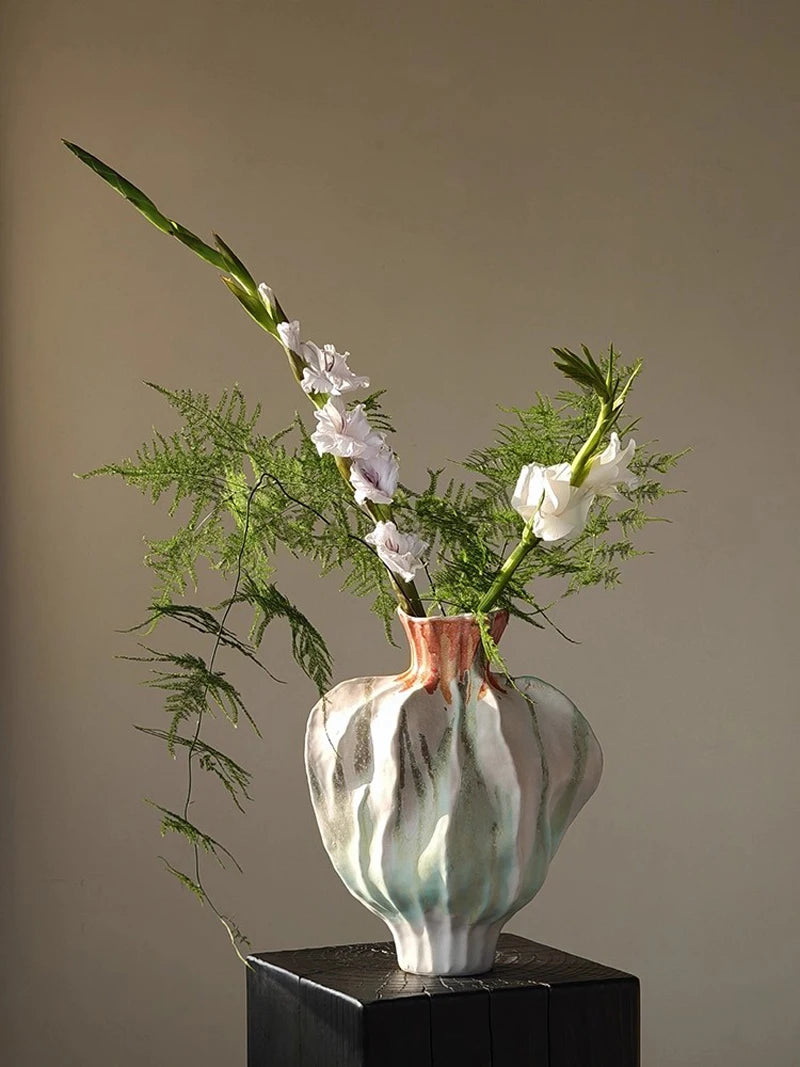 Vase en céramique abstrait fait à la main