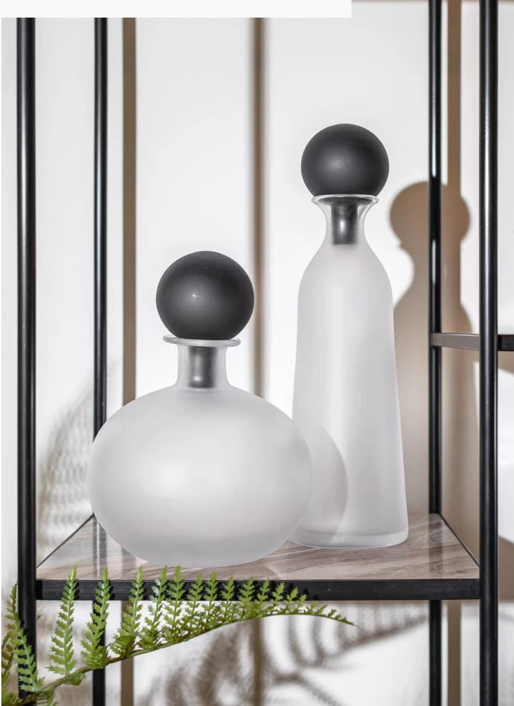 Vase en verre dépoli transparent