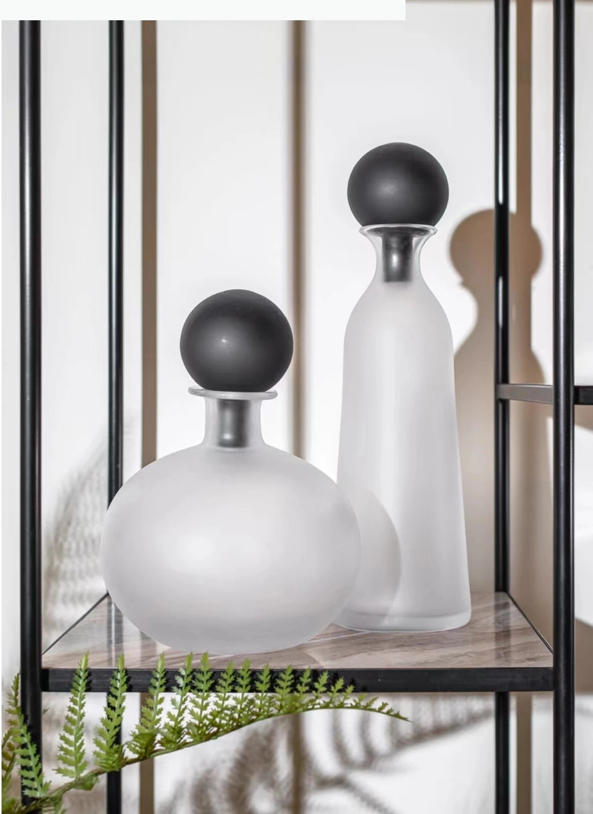 Vase en verre dépoli transparent