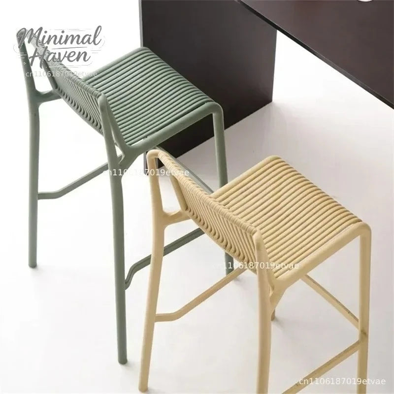 Tabourets de bar en plastique modernes et simples