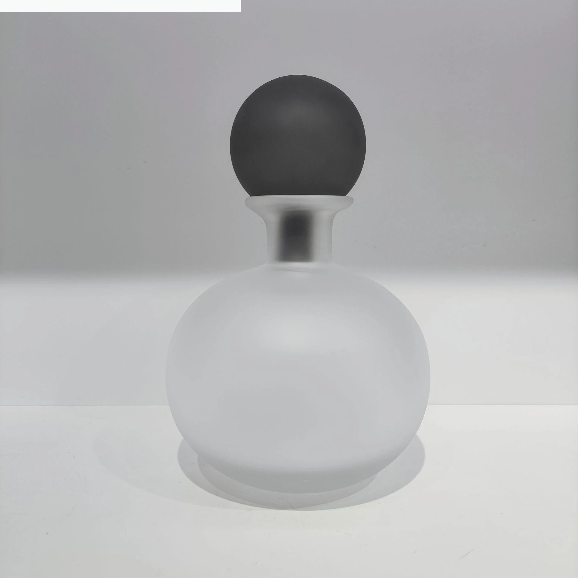 Vase en verre dépoli transparent